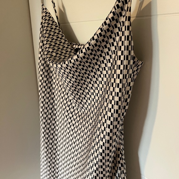 Black and white dynamite dress - Picture 3 of 4